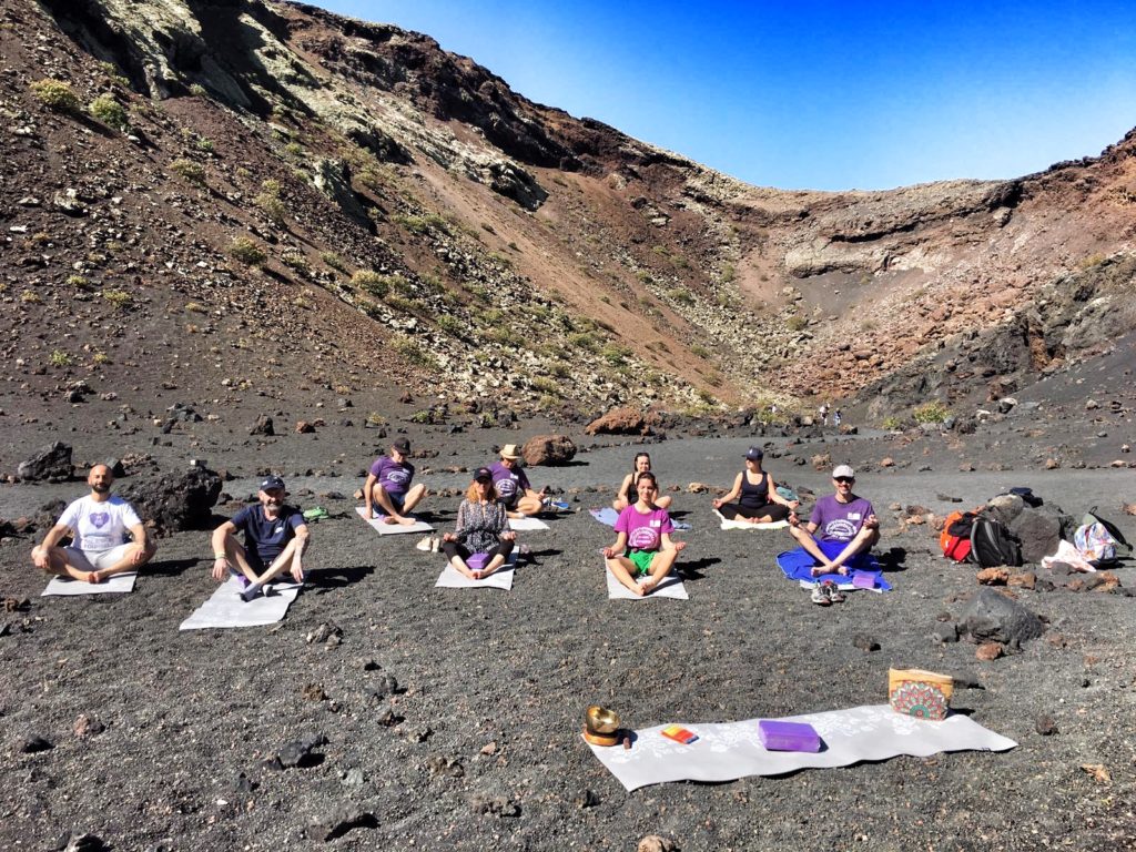Yoga en el volcan del cuervo Lanzarote